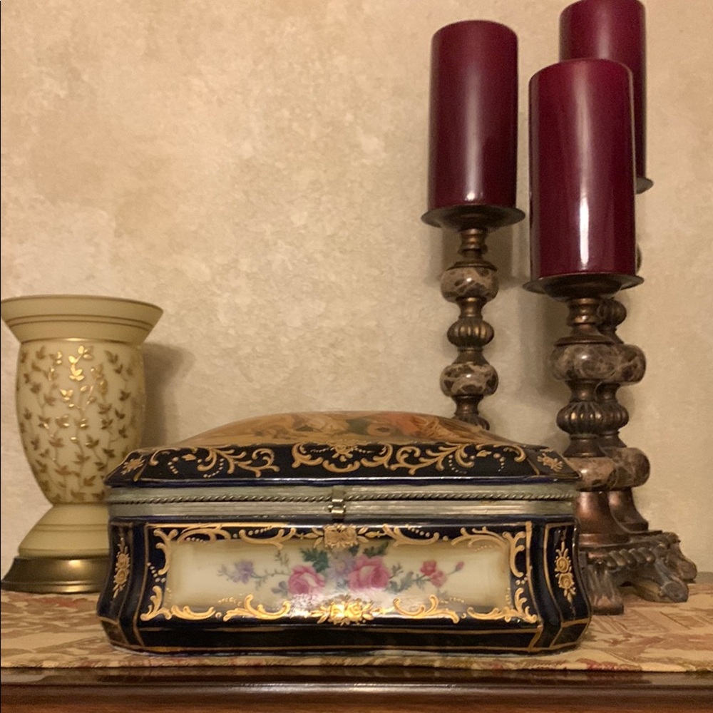 Elegant Black and Gold Jewelry Box